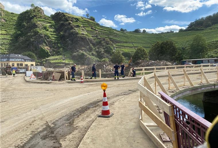 Das THW hat dafür gesorgt, dass die einzige Brücke über die Ahr, die in Mayschoß nicht weggespült wurde, nun wieder benutzbar ist und ein Geländer hat.