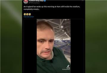 Das TikTok-Video eines Engländers, der um 4 Uhr morgens alleine im Schalke-Stadion aufwachte, ging viral.