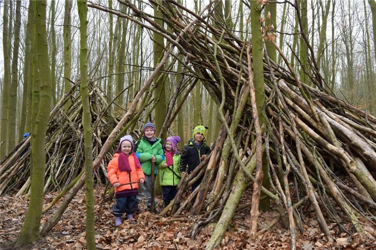 Das Tipi aus Holz ist fast fertig: Kinder der Kita Neidenburger Straße haben im Wasserwerkswald Leherheide jede Menge Spaß. 