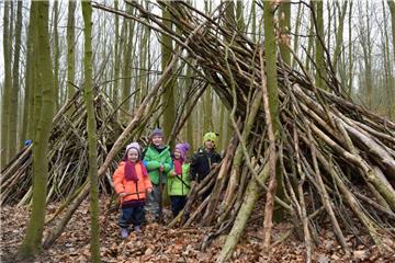 Das Tipi aus Holz ist fast fertig: Kinder der Kita Neidenburger Straße haben im Wasserwerkswald Leherheide jede Menge Spaß. 
