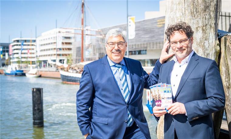 Schluss: Das Tischtuch zwischen Oberbürgermeister Melf Grantz (links) und Tourismuschef Raymond Kiesbye ist zerschnitten.