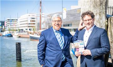 Schluss: Das Tischtuch zwischen Oberbürgermeister Melf Grantz (links) und Tourismuschef Raymond Kiesbye ist zerschnitten.