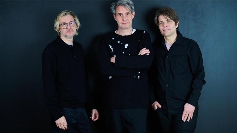 Tocotronic: Die Golden Girls des Diskurs-Rock Das Tocotronic-Trio, bestehend aus Arne Zank (l-r), Dirk von Lowtzow und Jan Müller, steht in einem Studio in Kreuzberg. Das neue Album der Band ·Golden Years· erscheint am 14. Februar.