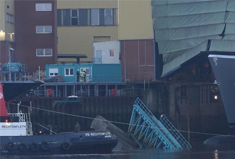 Unfall auf der Lürssen-Werft in Bremen: Ein Mensch verletzt Das Tor eines Hallendocks auf dem Gelände der Lürssen-Werft in Bremen ist nach einem Unfall beschädigt. Ein Mitarbeiter wurde bei dem Vorfall leicht verletzt und rettungsdienstlich versorgt.