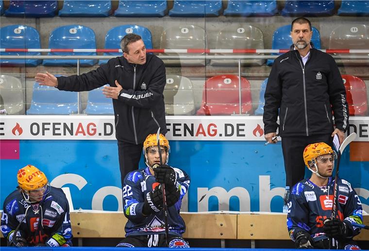 Pinguins siegen dank Blitzstart in Iserlohn Das Trainergespann der Fischtown Pinguins: Chefrainer Thomas Popiesch (links) und sein Assistent Martin Jiranek.
