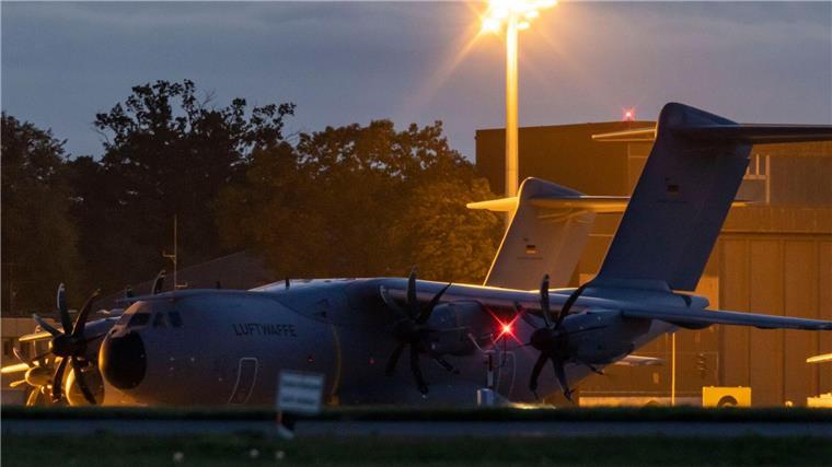 Zweite Maschine mit Passagieren aus Israel in Deutschland Das Transportflugzeug vom Typ A400M der Bundeswehr landet auf dem Flugplatz in Wunstorf.