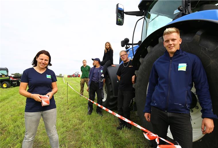 Treckerkino in Butjadingen Das Treckerkino-Team bei dem Vorbereitungen.