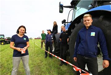 Das Treckerkino-Team bei dem Vorbereitungen.