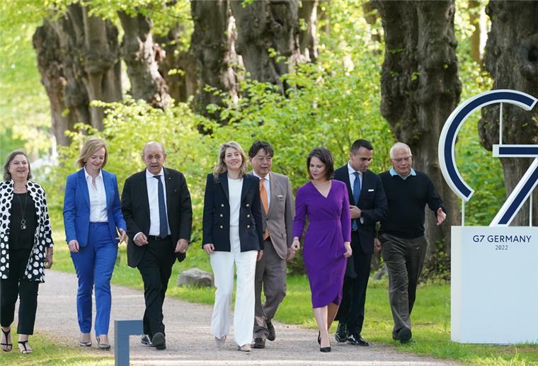 G7-Treffen: Großbritannien wirbt für Ausweitung der Ukraine-Hilfe Die G7-Gruppe läuft auf einem Weg im Grünen.