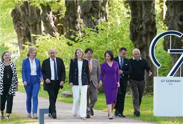Die G7-Gruppe läuft auf einem Weg im Grünen.
