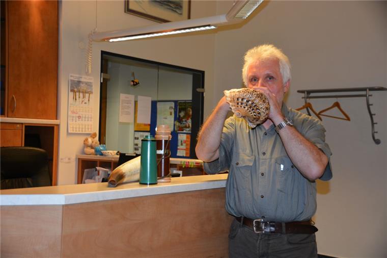 Dieser Mann röhrt, bis der Hirsch kommt Das Tritonschneckengehäuse gehört zu Wolfgang Sanders Lieblings-Verstärkern für den Hirschruf.