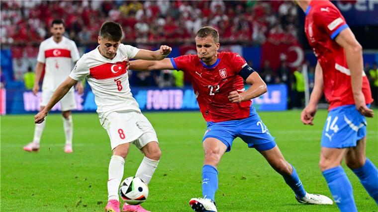 Türkei müht sich ins Achtelfinale Das türkische Top-Talent Arda Güler (l) stand gegen Tschechien wieder in der Startelf.