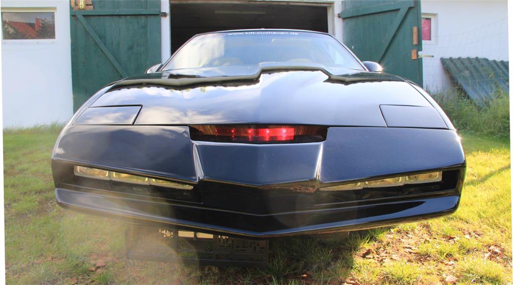 Das typische, rote Laser-Lauflicht in der Front lässt den Pontiac Firebird Trans AM, der in einer Cuxhavener Fahrzeughalle steht, aussehen wie das Superauto.