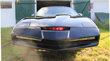 Das typische, rote Laser-Lauflicht in der Front lässt den Pontiac Firebird Trans AM, der in einer Cuxhavener Fahrzeughalle steht, aussehen wie das Superauto.