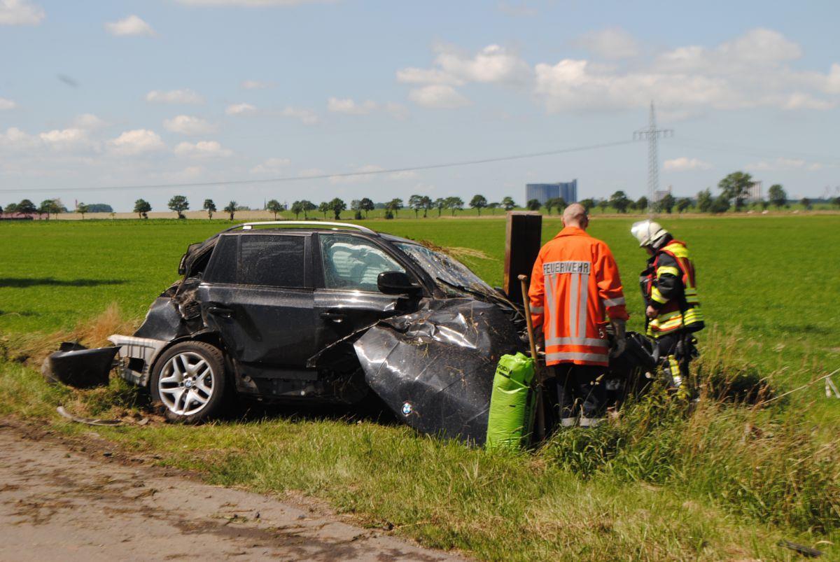 Schwerer Verkehrsunfall bei Uthlede - Kinder bleiben unverletzt Das Überholmanöver auf der K49 endete an einem Baum und im Graben. Zwei Personen wurden verletzt.