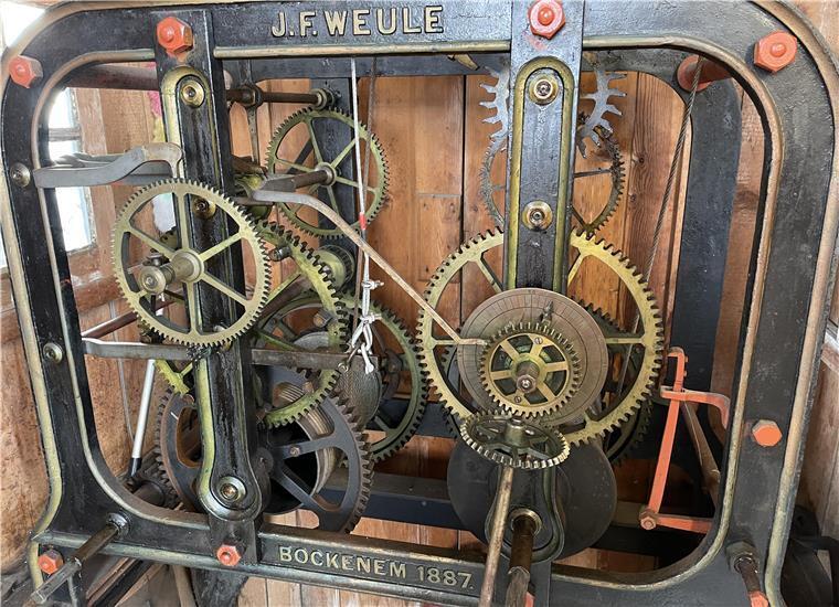 Hoch hinaus für den Artenschutz: Weshalb dieser Mann ständig Kirchtürme besteigt Das Uhrwerk stammt aus dem Jahr 1887, wie auf dem Rahmen zu lesen.
