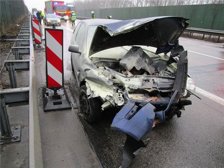 Unfall auf der A27: Auto fängt Feuer Das Unfallauto auf der A27 fing Feuer, konnte aber schnell gelöscht werden.
