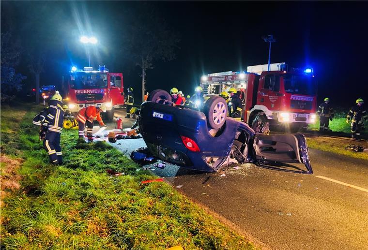 Autofahrer bei Unfall nahe Süderwalsede schwer verletzt Das Foto zeigt den auf dem Dach liegenden Unfallwagen.
