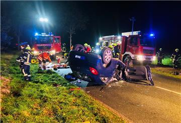 Das Foto zeigt den auf dem Dach liegenden Unfallwagen. 