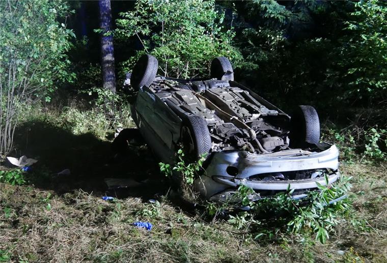 Drei Schwerverletzte bei Unfall auf der A 1 Das Unfallauto überschlug sich mehrfach und landete neben der Autobahn in einem Waldstück.