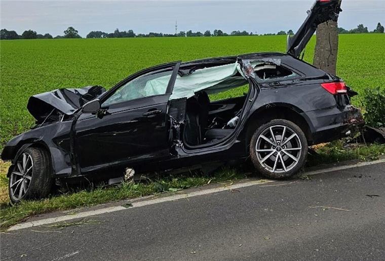 Audi-Unfall: Eigenes Auto ruft Hilfe für Schwerverletzten Das Unfallfahrzeug am in Mitleidenschaft gezogenen Baum.