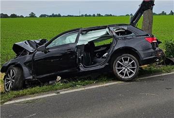 Das Unfallfahrzeug am in Mitleidenschaft gezogenen Baum.