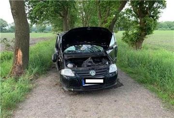 Unfallfahrzeug mit einem der beschädigten Bäume