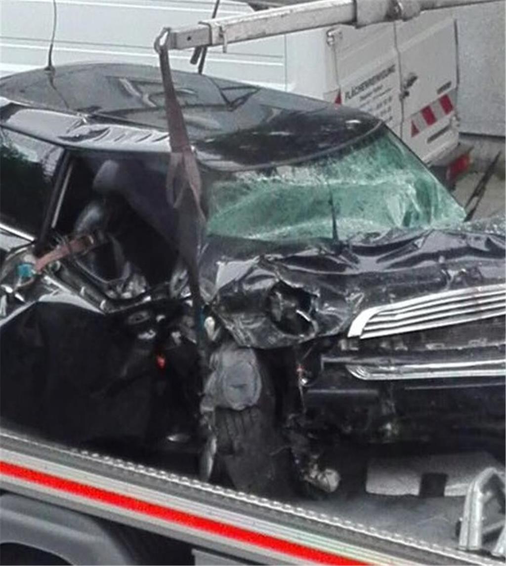 Das Unfallfahrzeug war total zerstört. Es musste abgeschleppt werden.