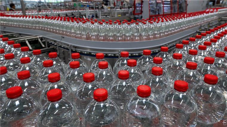 Rückruf für Mineralwasser wegen Keimbelastung Das Unternehmen Roxane GmbH aus Jessen hat mehrere Mineralwasser wegen Verunreinigung zurückgerufen. (Archivbild)