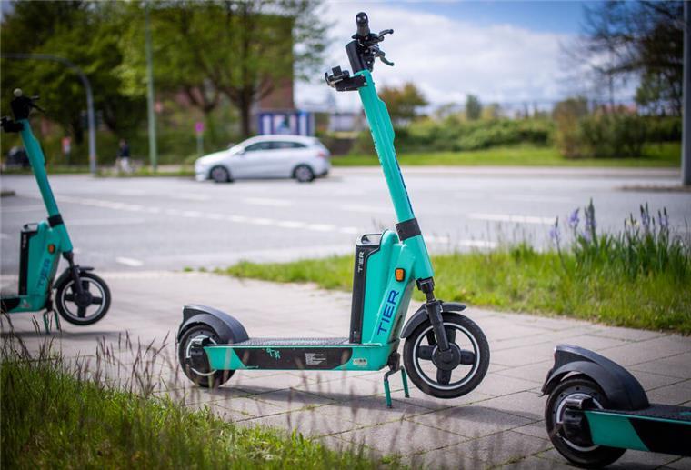 Schon bald: Tier verdoppelt Zahl der E-Scooter in Bremerhaven E-Scooter stehen an der Kreuzung Rheinstraße/Streßemannstraße.