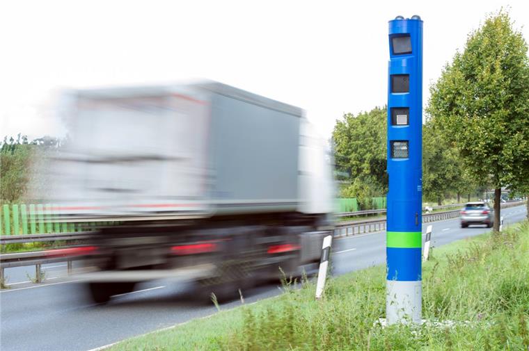 Mautpflicht für Bundesstraßen: Spediteure befürchten hohe Kosten Das Unternehmen Toll Collect stellt zurzeit im Auftrag des Bundes Mautsäulen an den Bundesstraßen auf.