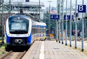  Eine Regio-S-Bahn der NordWestBahn am Bahnhof. 