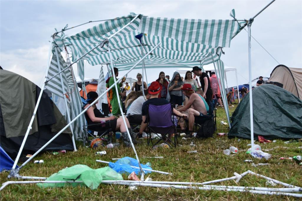 Das Unwetter hinterlässt seine Spuren - den Besuchern ist es egal.
