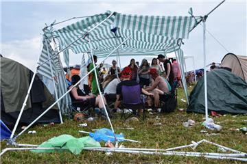 Das Unwetter hinterlässt seine Spuren - den Besuchern ist es egal.