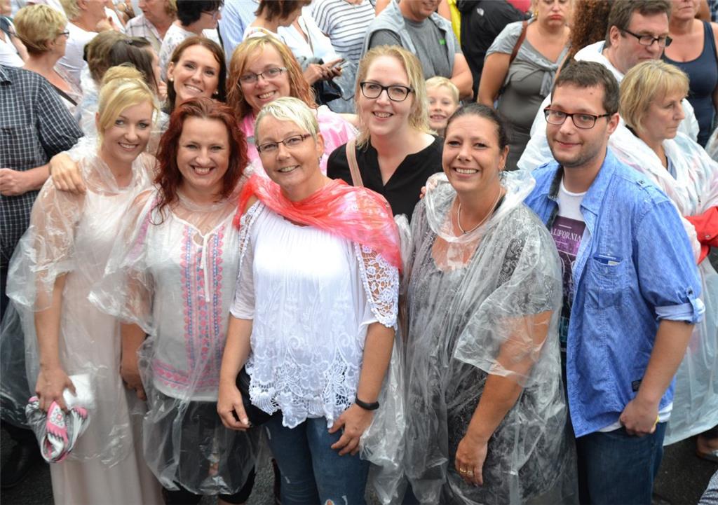 Das Unwetter kann Sarah-Connor-Fans nicht die Laune vermasseln. Foto: Heye Barth...