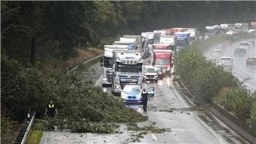 Das Unwetter sei unerwartet heftig gewesen, teilte die Feuerwehr mit.