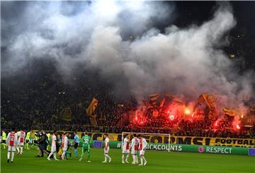 Entzündete Bengalos bei einem Fußballspiel