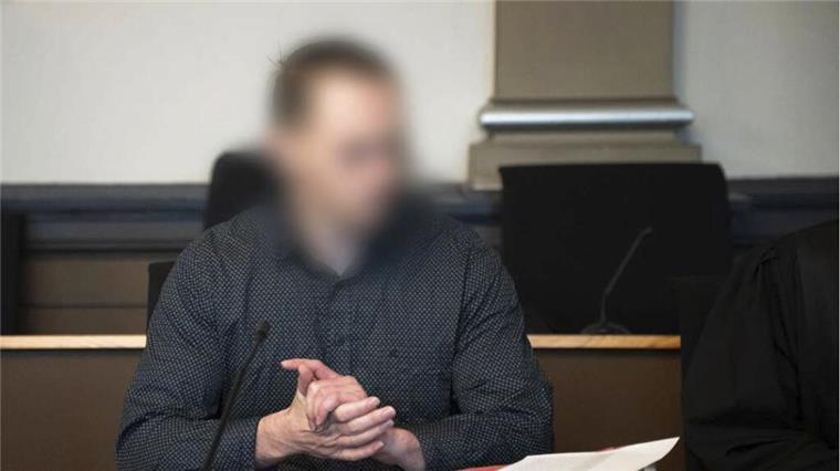 Er hat vier Menschen erschossen - Urteil gegen Soldat Florian G. gefallen Ein Mann sitzt in einem Gerichtssaal. Sein Gesicht ist verpixelt.