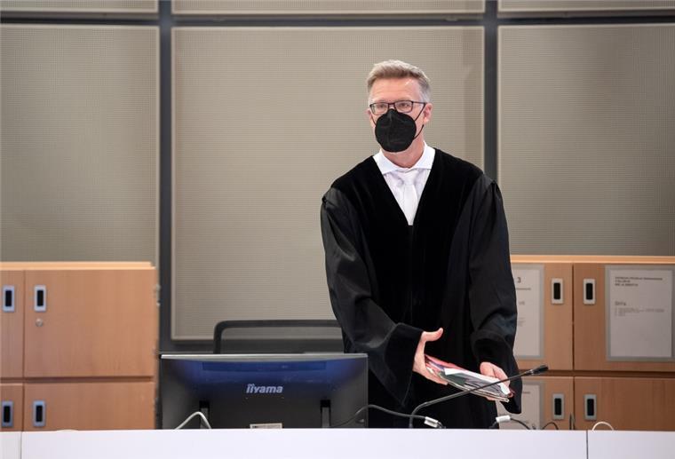 Prozess gegen Högel-Vorgesetzte geht in die Schlussphase Sebastian Bührmann, vorsitzender Richter im Prozess gegen Ex-Vorgesetzte vom Serienmörder N. Högel, kommt zum Prozessbeginn in den Gerichtssaal in der Weser-Ems-Hallen.