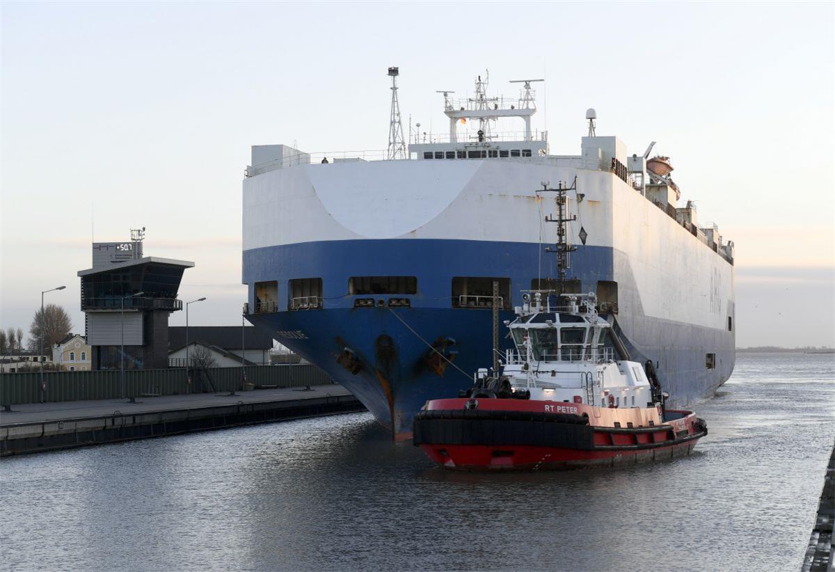 US-Militär drückt aufs Tempo: Panzer sind schon heute in Bremerhaven eingetroffen Das US-Transportschiff "Resolve" mit Panzern und militärischer Ausrüstung an Bord ist am Mittwoch in Bremerhaven eingetroffen.