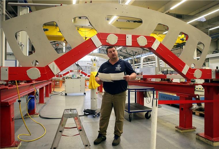 Werk Varel bleibt im Airbus-Verbund Das Vareler Flugzeugwerk bleibt Bestandteil der Airbus-Gruppe. Nach einer Restukturierung soll der Betrieb bis 2025 in die Gesellschaft Airbus Aerostructures eingegliedert werden, der auch Nordenham angehören wird.