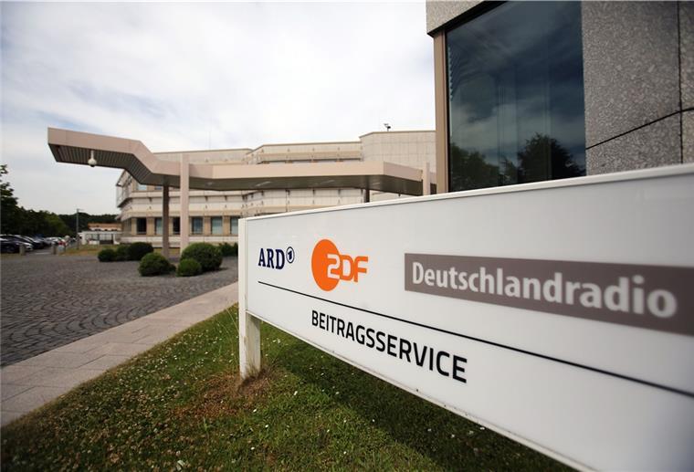 Verfassungsgericht erhöht Rundfunkbeitrag Das Verfassungsgericht hat entschieden, dass der Rundfunkbeitrag um monatlich 86 Cent auf 18,36 Euro steigt.