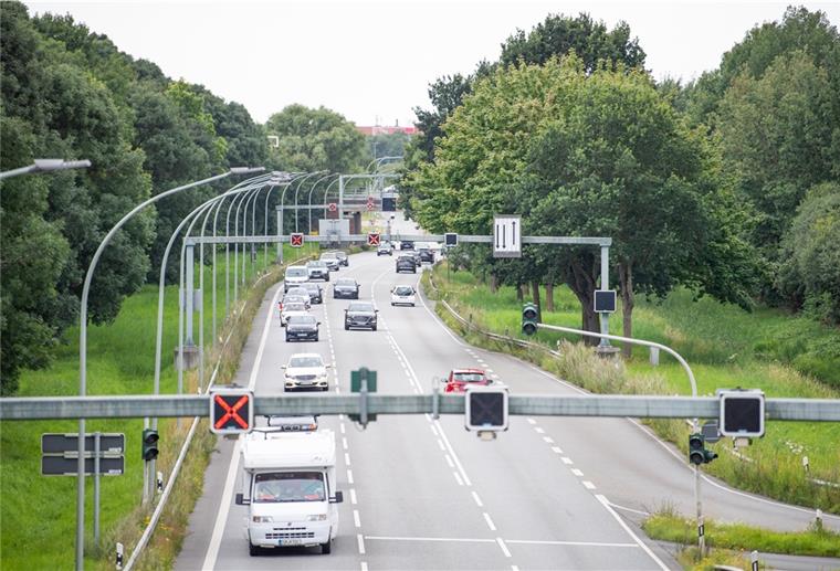 Bremerhaven: Pendler müssen mit Stau rechnen Das Verkehrsleitsystem vom Autobahnzubringer bis nach Mitte auf der Grimsbystraße. Probleme machen die Markierungsleuchtknöpfe am Boden. Foto: Hartmann