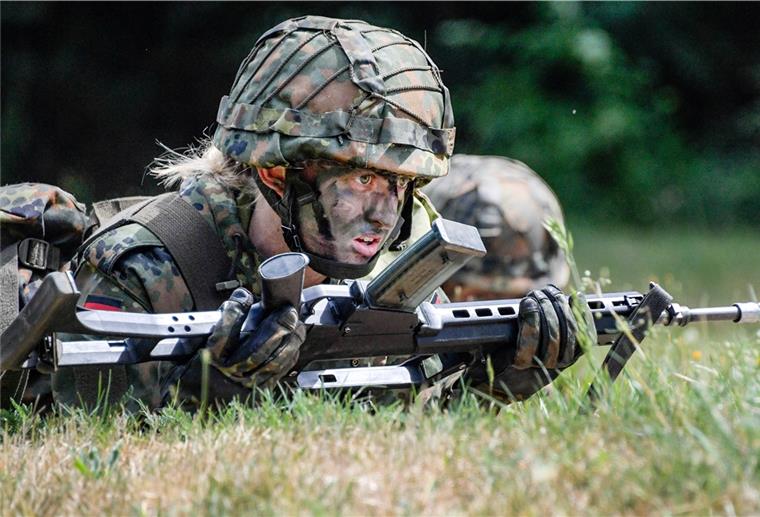 „Feldwebelin“: Weibliche Dienstgrade bei der Bundeswehr geplant Das Verteidigungsministerium will nach einem Medienbericht binnen eines Jahres weibliche Dienstgrade einführen - etwa Feldwebelin, Bootsfrau oder Oberstleutnantin.