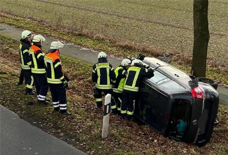 Frau (83) stirbt im Krankenhaus an den Folgen eines schweren Unfalls Das verunglückte Auto kam auf der Seite liegend an einem Baum zum Stillstand.