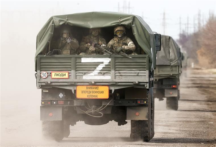 „Z“-Symbol auf Autos ukrainischer Flüchtlinge geschmiert Lastwagen mit dem weißen Z