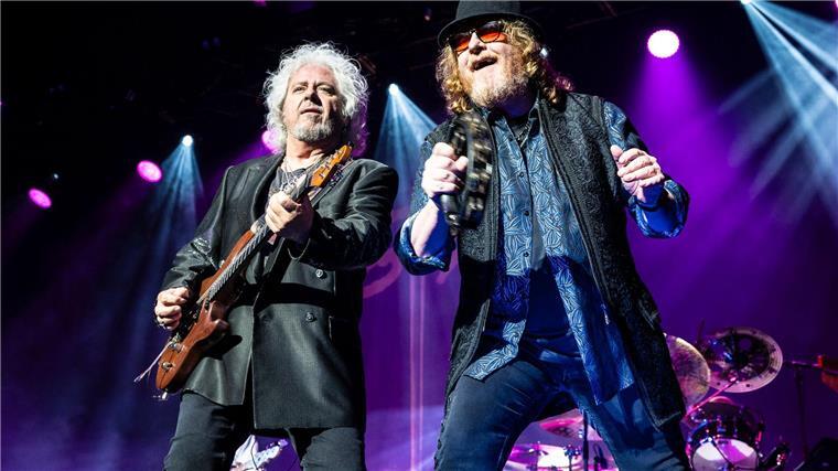 „Hold The Line“ und „Africa“: Toto sind wieder auf Tournee Das Video zu ihrem Hit „Africa“ hat bei YouTube mehr als eine Milliarde Abrufe. Jetzt ist die unverwüstliche Band um Gitarrist Steve Lukather und Sänger Joseph Williams wieder auf Tournee.