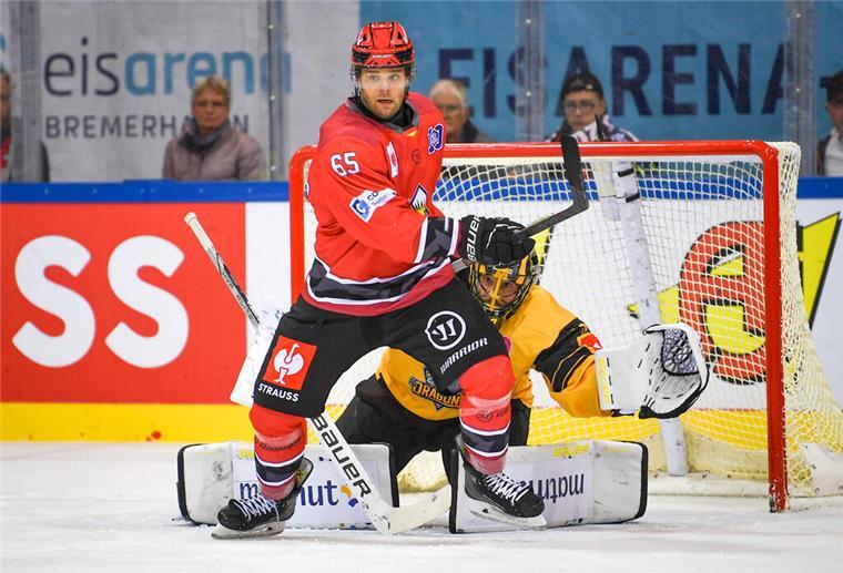 Pinguins feiern 4:2-Sieg gegen Rouen: CHL-Playoffs in Reichweite Das vierte CHL-Spiel der Fischtown Pinguins gegen die Rouen Dragons in der Eisarena. Wejse beim Screening.