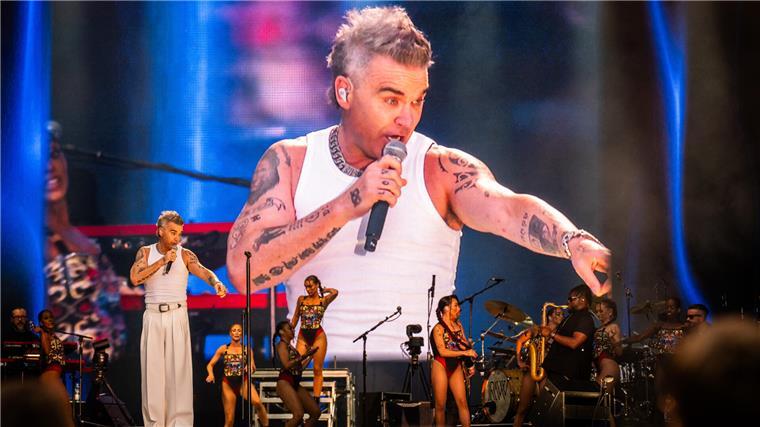 Mit neuen Zähnen und altem Po: Robbie Williams begeistert Hamburg Das volle Showprogramm bot Robbie Williams, gute Laune, Sex-Appeal und jede Menge Welthits.