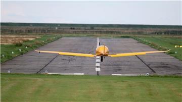 Das vollelektrische Ultraleicht-Flugzeug „Elektra Trainer“ landet auf dem Flugplatz der Insel Norderney.